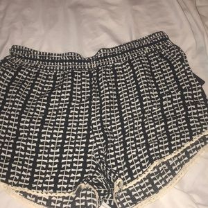 BLACK SHORTS WITH WHITE DESIGN